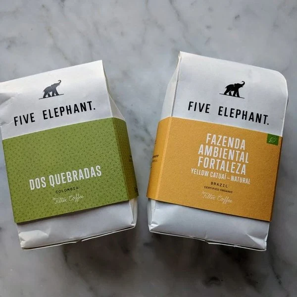 Deux paquets de café en grains Five Elephant, Colombie et Brésil