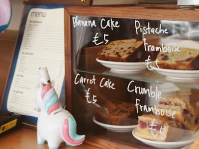 La vitrine des gâteaux : banana cake, carrot cake, crumble framboise et cake pistache, à 5 €